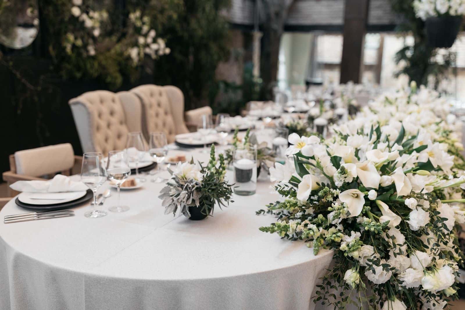 Mesa de novios decorada para una celebración íntima