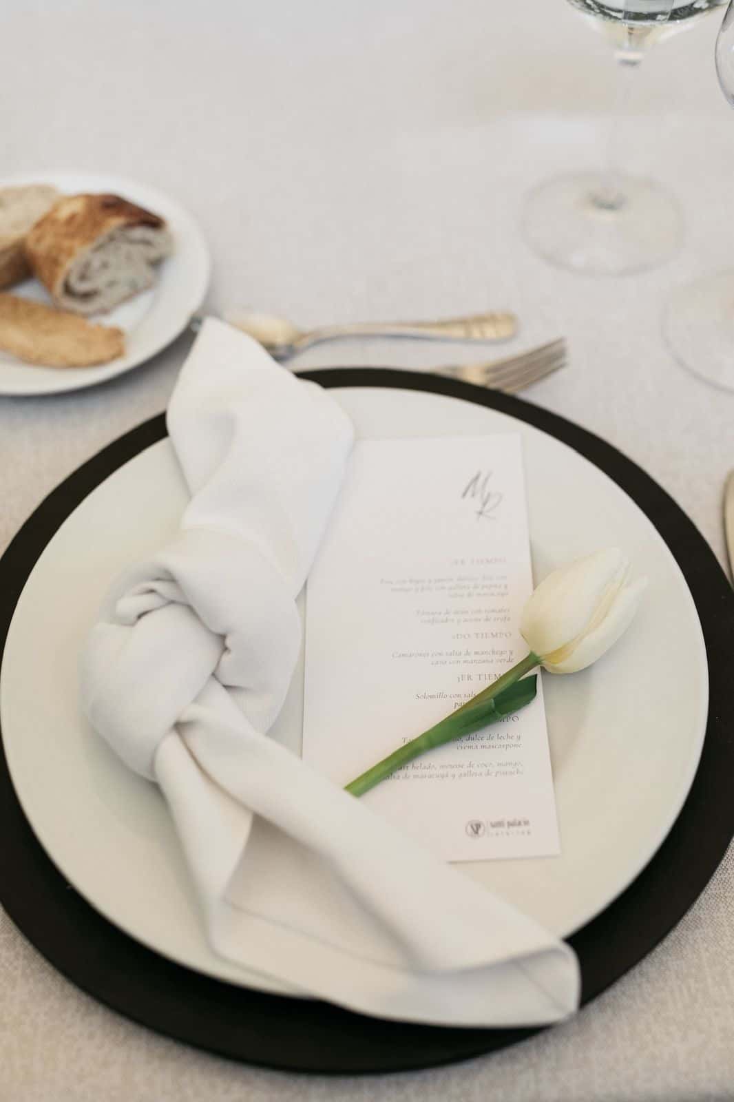 Mesa elegantemente servida para un banquete