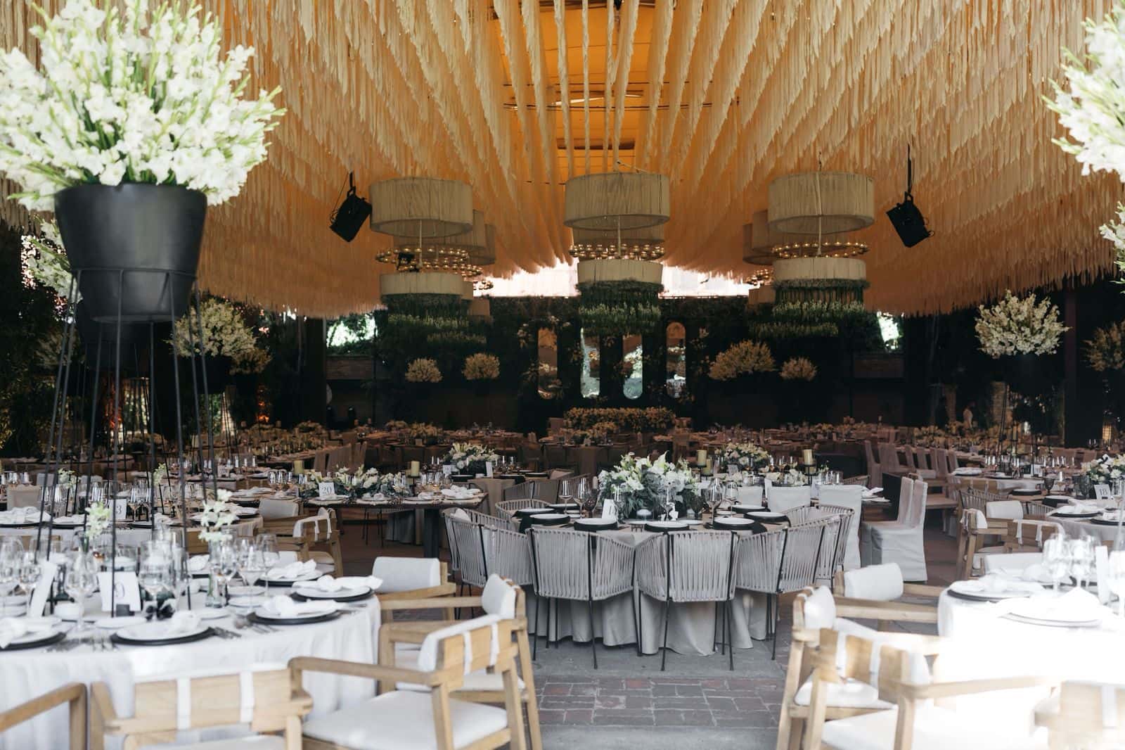 Salón de eventos iluminado para una gala